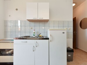 Fridge, cookware/dishes/utensils - Apartment 2250 by Interhome (Fažana)