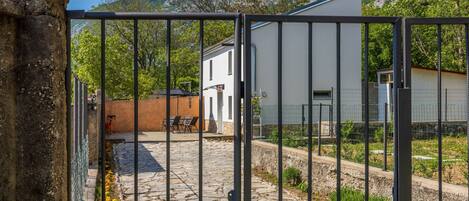 Enceinte de lâhĂ©bergement