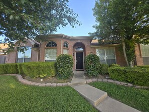 Exterior - Spacious 5-bedroom house in fantastic DeSoto with AC (DeSoto)