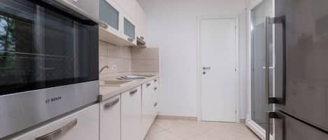 Fridge, oven, dishwasher, cookware/dishes/utensils