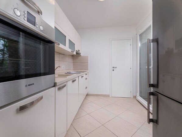 Fridge, oven, dishwasher, cookware/dishes/utensils - Apartment Seafront Maris - 4 by Interhome (Krk/Čižići)