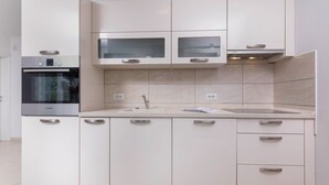 Refrigerador, horno, lavavajillas y utensilios de cocina 