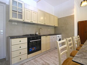 Fridge, oven, dishwasher, cookware/dishes/utensils - Apartment 826 by Interhome (Pula)