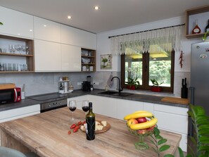 Kühlschrank, Mikrowelle, Ofen, Geschirrspüler