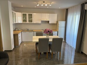 Kühlschrank, Mikrowelle, Ofen, Geschirrspüler
