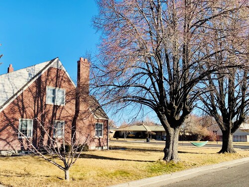 Second-Story Sunflower Suite: Near DFC Sites