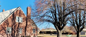 Second-Story Sunflower Suite: Near DFC Sites