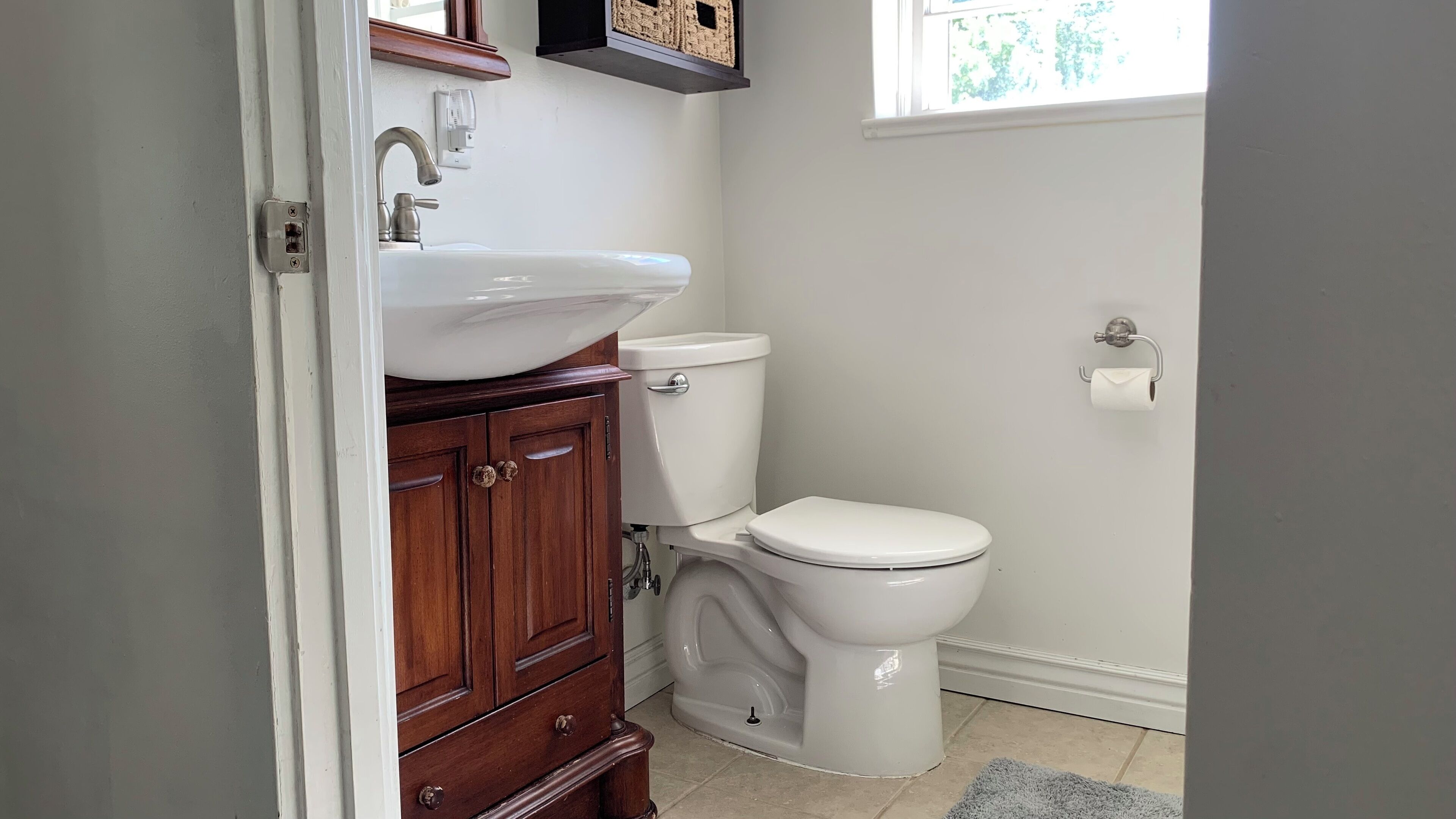 Regadera, toallas, jabón, shampoo 