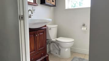 Regadera, toallas, jabón, shampoo