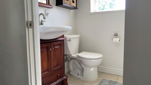 Regadera, toallas, jabón, shampoo 