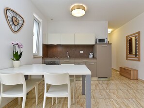 Fridge, microwave, oven, cookware/dishes/utensils - Apartment 2300 by Interhome (Fažana)