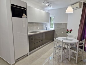 Fridge, microwave, dishwasher, cookware/dishes/utensils - Apartment Eleganza - 2 by Interhome (Krk/Baška)