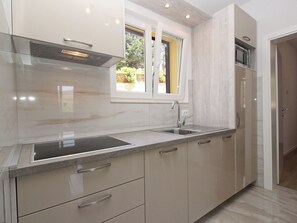 Fridge, microwave, dishwasher, cookware/dishes/utensils - Apartment Eleganza - 3 by Interhome (Krk/Baška)