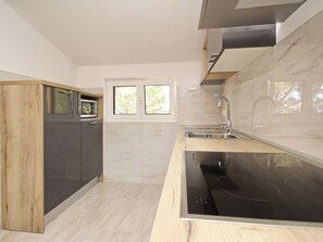 Refrigerador, microondas, lavavajillas y utensilios de cocina 