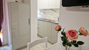 Jääkaappi, mikroaaltouuni, astianpesukone