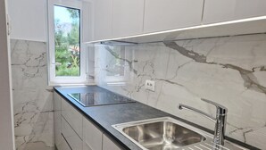 Jääkaappi, mikroaaltouuni, astianpesukone