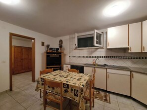 Fridge, oven, cookware/dishes/utensils - Apartment 2211 by Interhome (Bokordici)