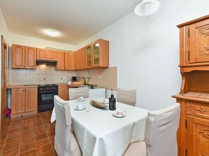 Fridge, oven, cookware/dishes/utensils - Apartment 1178 by Interhome (Fažana)