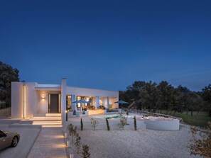 A modern house with a swimming pool, outdoor seating, and a well-lit entrance. - Villa Casa Q by Interhome (Sveti Petar u Šumi)