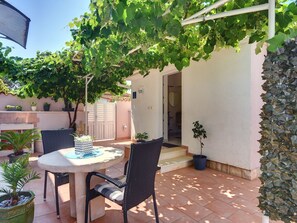 Outdoor dining - House Michelle by Interhome (Pula/Banjole)