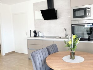 Kühlschrank, Mikrowelle, Ofen, Geschirrspüler