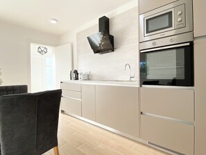 Kühlschrank, Mikrowelle, Ofen, Geschirrspüler