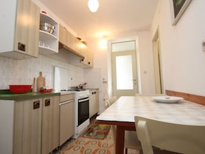 Kühlschrank, Ofen, Kochgeschirr/Geschirr/Besteck