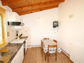 Refrigerador, horno y utensilios de cocina 
