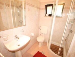 Bathroom - Cottage Gasparini / HR-11046-01 by Interhome (Dracevac)