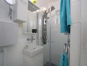 Bathroom - Blue Adria Suite 3 / HR-11068-02 by Interhome (Dracevac)