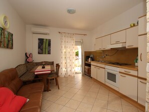 Kühlschrank, Ofen, Kochgeschirr/Geschirr/Besteck
