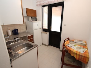 Kühlschrank, Kochgeschirr/Geschirr/Besteck