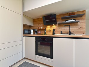 Refrigerador, microondas, horno y lavavajillas 