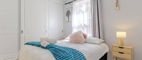 1 habitación, tabla de planchar con plancha, wifi gratis y ropa de cama