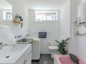 Hair dryer, towels, soap, shampoo - Popular North Cronulla Beach Apartment sleeps up to 5 people (Cronulla)