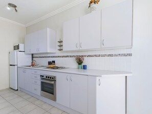 Fridge, microwave, oven, stovetop - Popular North Cronulla Beach Apartment sleeps up to 5 people (Cronulla)