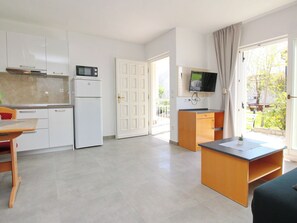Kühlschrank, Mikrowelle, Kochgeschirr/Geschirr/Besteck
