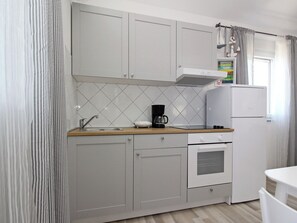 Fridge, oven, cookware/dishes/utensils - Apartment Lilly - 1 by Interhome (Krk/Baška)