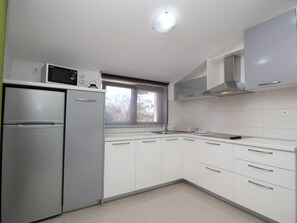 Fridge, microwave, dishwasher, cookware/dishes/utensils - Apartment Kamelia - 7 by Interhome (Krk/Baška)