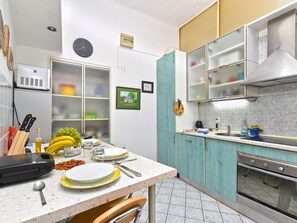 Fridge, microwave, oven, cookware/dishes/utensils - Apartment 2396 by Interhome (Pula)