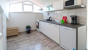 Kühlschrank, Mikrowelle, Ofen, Geschirrspüler