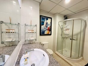 Shower, towels, soap, toilet paper - Japanese Styled Condo in the Heart of Pattaya next to Pattaya Beach. (Pattaya City)