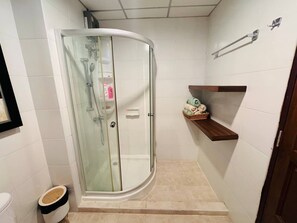 Regadera, toallas, jabón, papel de baño 