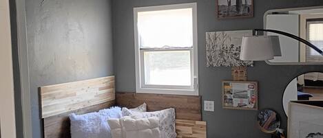2 habitaciones, tabla de planchar con plancha, internet y ropa de cama