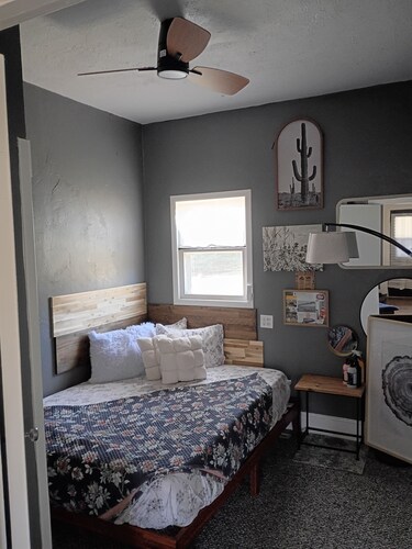 “Restored Cabin Charm with Modern Carport – Small Family Haven in Nebraska”