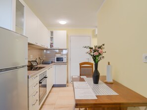 Jääkaappi, mikroaaltouuni, uuni, astianpesukone