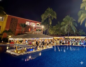 Pool - Oceanview Top Floor Beachfront West Bay Gem (West Bay)