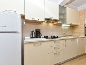 Fridge, oven, dishwasher, cookware/dishes/utensils - Apartment 2394 by Interhome (Pula)