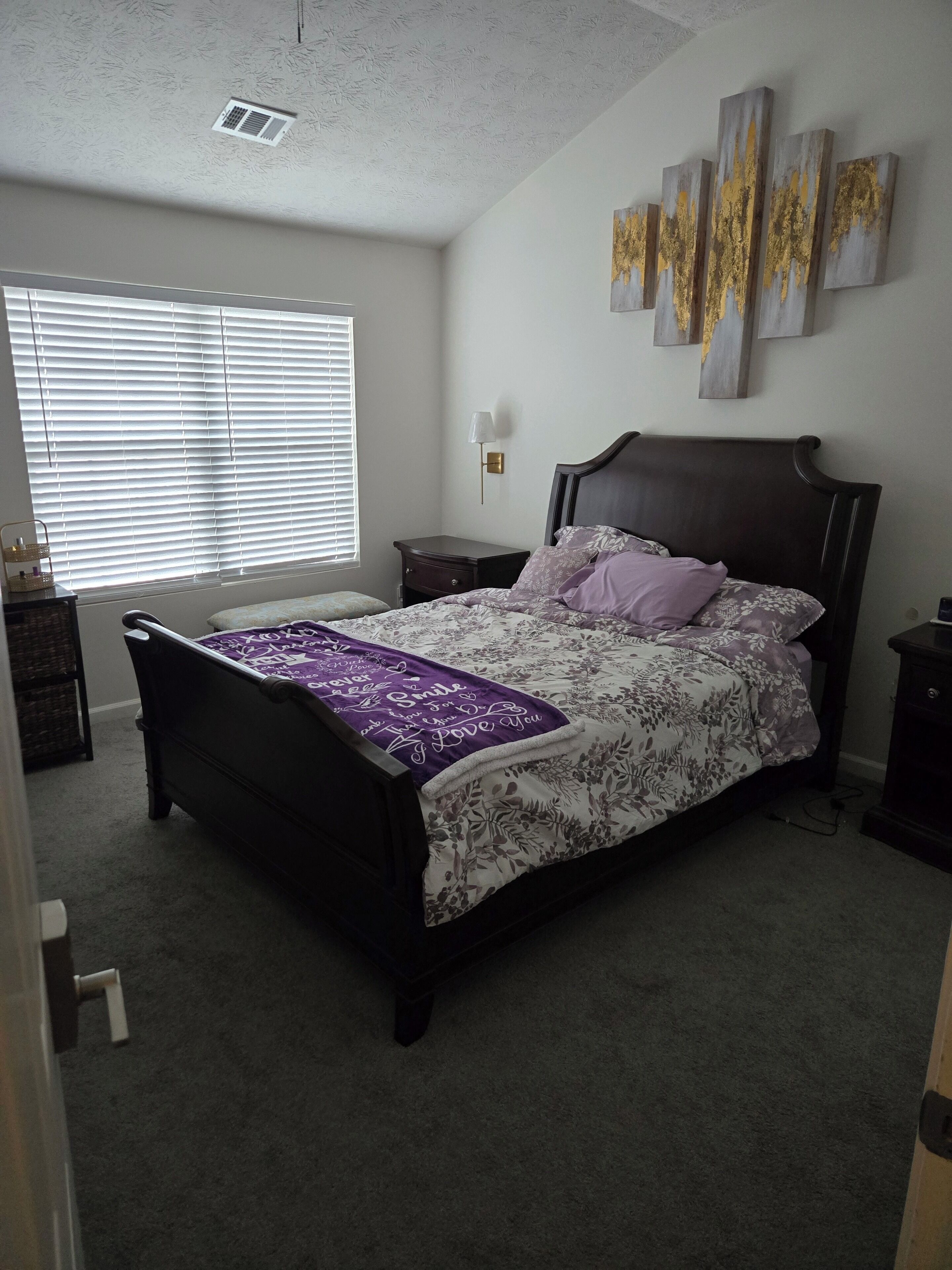 Een strijkplank/strijkijzer, wifi, beddengoed