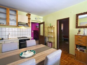 Fridge, oven, cookware/dishes/utensils - Apartment 2400 by Interhome (Pula)